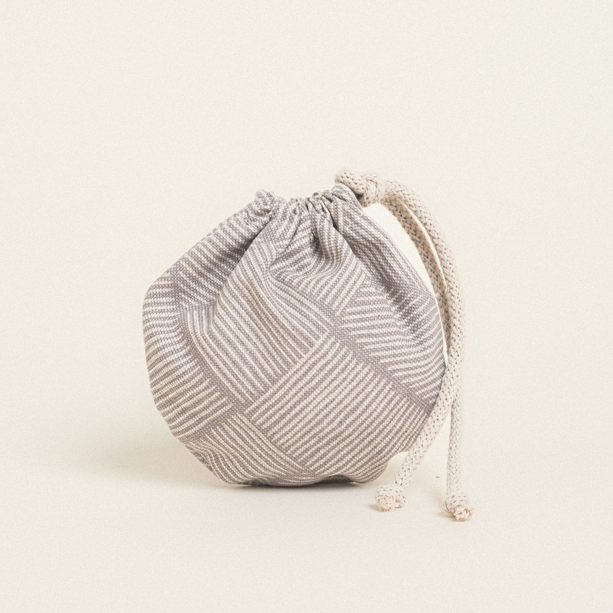 Beauty Home ΠΟΥΓΚΙ ΟΒΑΛ ΜΕ ΚΟΡΔΟΝΙ 13 x 14 cm ΔΙΑΓΩΝΙΕΣ ΓΡΑΜΜΕΣ ΜΠΕΖ Beauty Home ΠΟΥΓΚΙ ΟΒΑΛ ΜΕ ΚΟΡΔΟΝΙ 13 x 14 cm ΔΙΑΓΩΝΙΕΣ ΓΡΑΜΜΕΣ ΜΠΕΖ