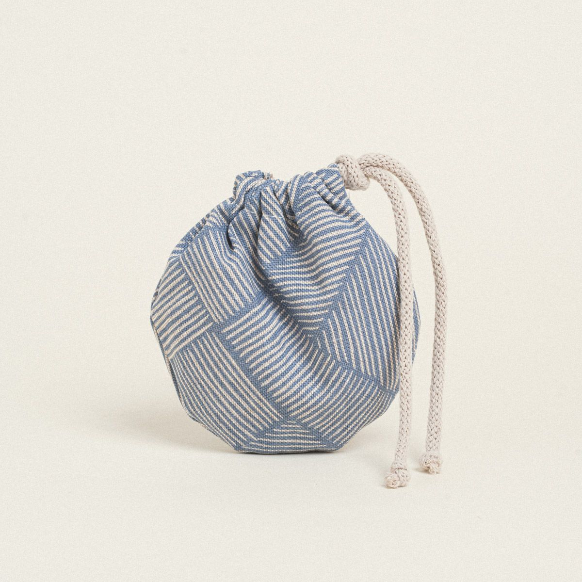 Beauty Home ΠΟΥΓΚΙ ΟΒΑΛ ΜΕ ΚΟΡΔΟΝΙ 13 x 14 cm ΔΙΑΓΩΝΙΕΣ ΓΡΑΜΜΕΣ ΜΠΛΕ Beauty Home ΠΟΥΓΚΙ ΟΒΑΛ ΜΕ ΚΟΡΔΟΝΙ 13 x 14 cm ΔΙΑΓΩΝΙΕΣ ΓΡΑΜΜΕΣ ΜΠΛΕ