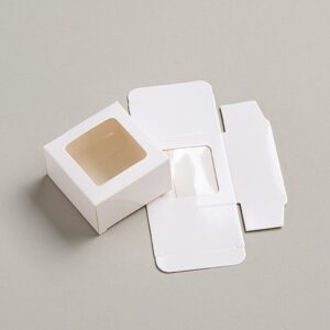 ΜΠΟΜΠΟΝΙΕΡΑ ΤΕΤΡΑΓΩΝΟ ΚΟΥΤΙ ΛΕΥΚΟ ΧΑΡΤΙΝΟ ΜΕ ΔΙΑΦΑΝΕΙΑ 7X7X4CM