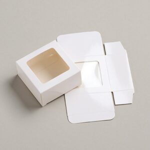 ΜΠΟΜΠΟΝΙΕΡΑ ΤΕΤΡΑΓΩΝΟ ΚΟΥΤΙ ΛΕΥΚΟ ΧΑΡΤΙΝΟ ΜΕ ΔΙΑΦΑΝΕΙΑ 8X8X4CM