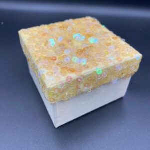 ΜΠΟΜΠΟΝΙΕΡΑ  ΚΟΥΤΙ ΕΚΡΟΥ ΜΕ ΠΑΓΙΕΤΕΣ ΣΤΟ ΚΑΠΑΚΙ 7.5x7.5x5cm