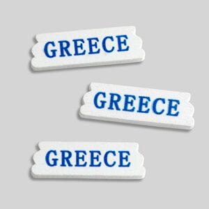 ΞΥΛΙΝΟ LOGO "GREECE" ΜΕ ΚΥΜΑΤΟΕΙΔΗΣ ΑΚΡΕΣ 3.5X1.2CM