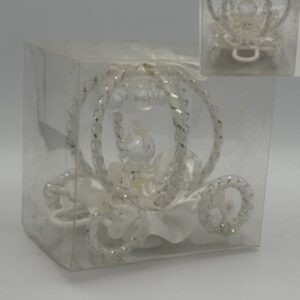 ΜΠΟΜΠΟΝΙΕΡΑ ΑΜΑΞΑ ΛΕΥΚΗ ΜΕ ΑΡΚΟΥΔΑΚΙ ΣΕ PVC ΚΟΥΤΙ 9Χ6Χ8